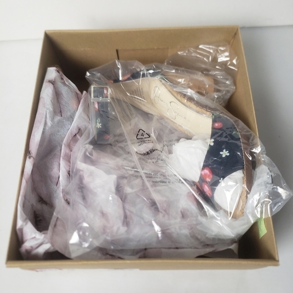 𝅺NEW! JESSICA SIMPSON Navy Maivel Open Toe Sandals 7. - Picture 9 of 10